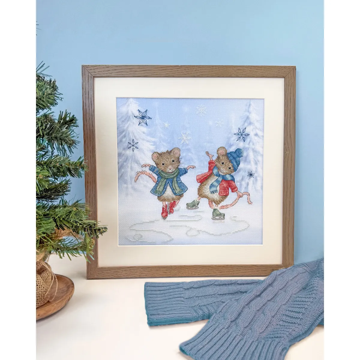 Bothy Threads Festive Figure Skaters Cross Stitch Kit — image 3